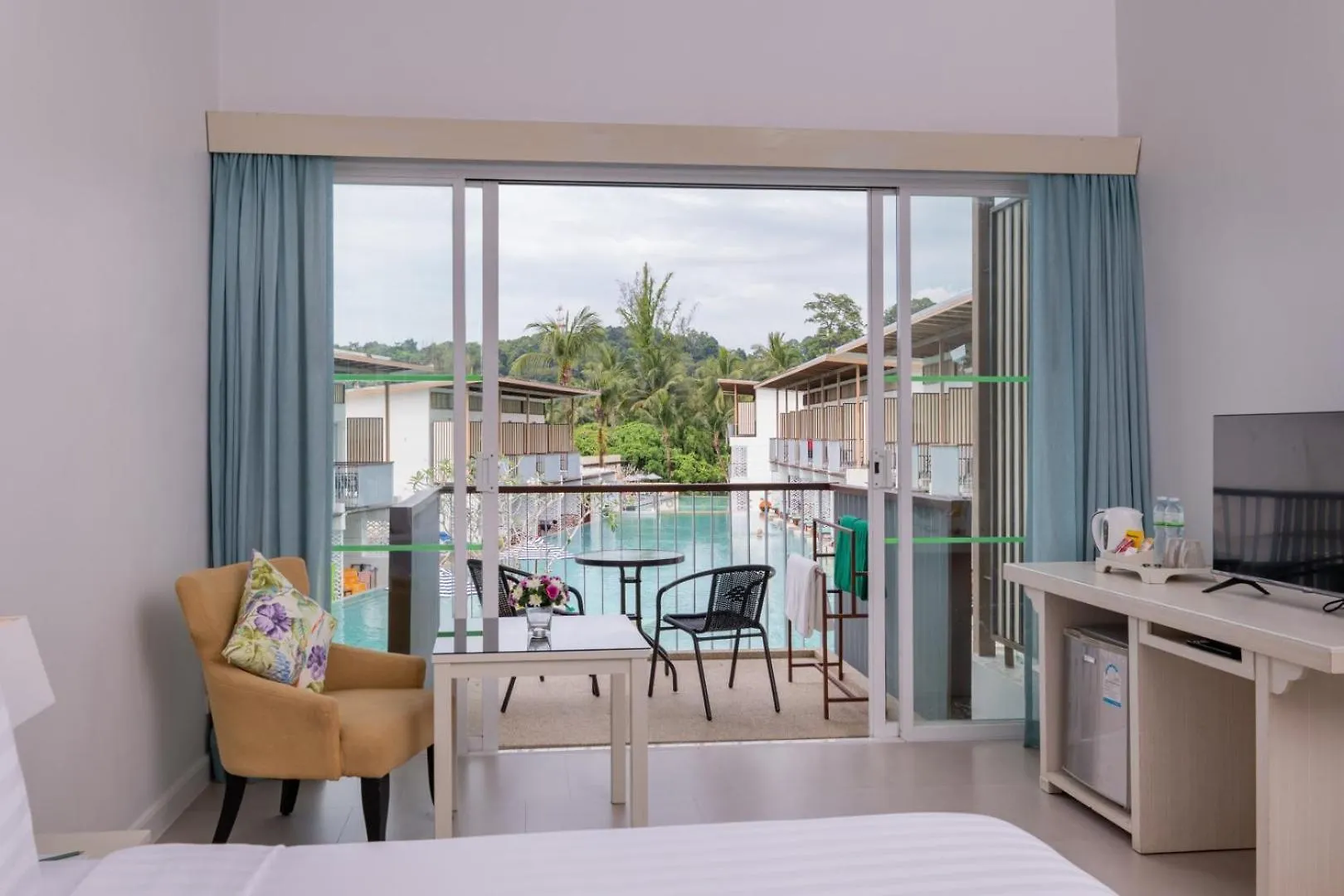 The Briza Beach Resort, Khao Lak Sha Extra Plus 4*,